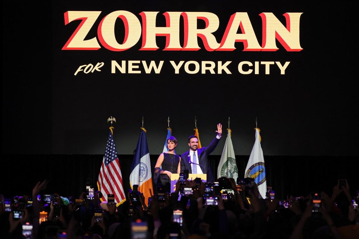 Zohran Mamdani (à droite), aux côtés de sa femme Rama Duwaji (à gauche) au Brooklyn Paramount Theater à Brooklyn, New York, le 4 novembre 2025. (Image d'illustration)
