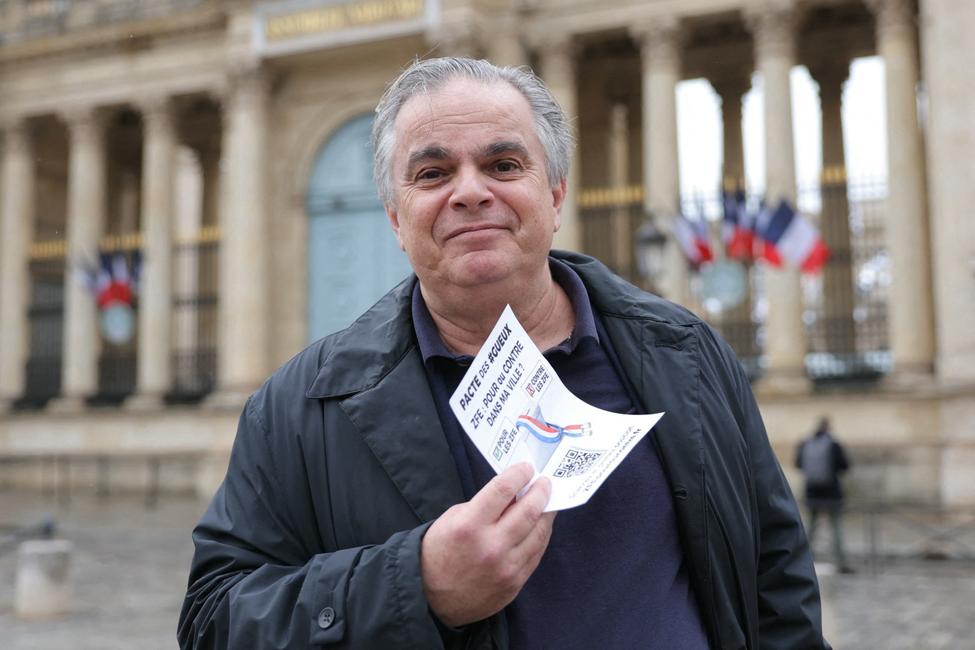L’écrivain français et leader du mouvement « Les Gueux », Alexandre Jardin, pose après une conférence de presse visant à obtenir un engagement public des candidats aux élections municipales contre la ZFE (Zone à Faible Émission) à Paris, le 5 février 2026.