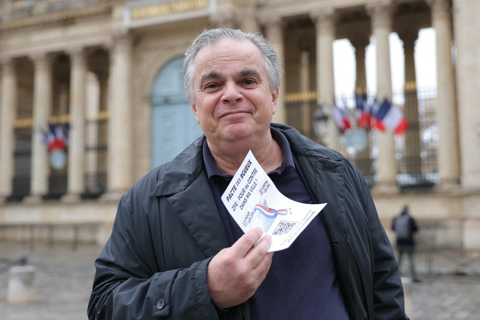 L’écrivain français et leader du mouvement « Les Gueux », Alexandre Jardin, pose après une conférence de presse visant à obtenir un engagement public des candidats aux élections municipales contre la ZFE (Zone à Faible Émission) à Paris, le 5 février 2026.