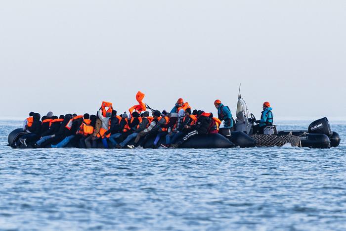 Le 3 mars 2026, un bateau de la Marine nationale française distribue des gilets de sauvetage à des migrants à bord d'un bateau de passeurs tentant de traverser la Manche au large de la plage de Gravelines, dans le nord de la France.