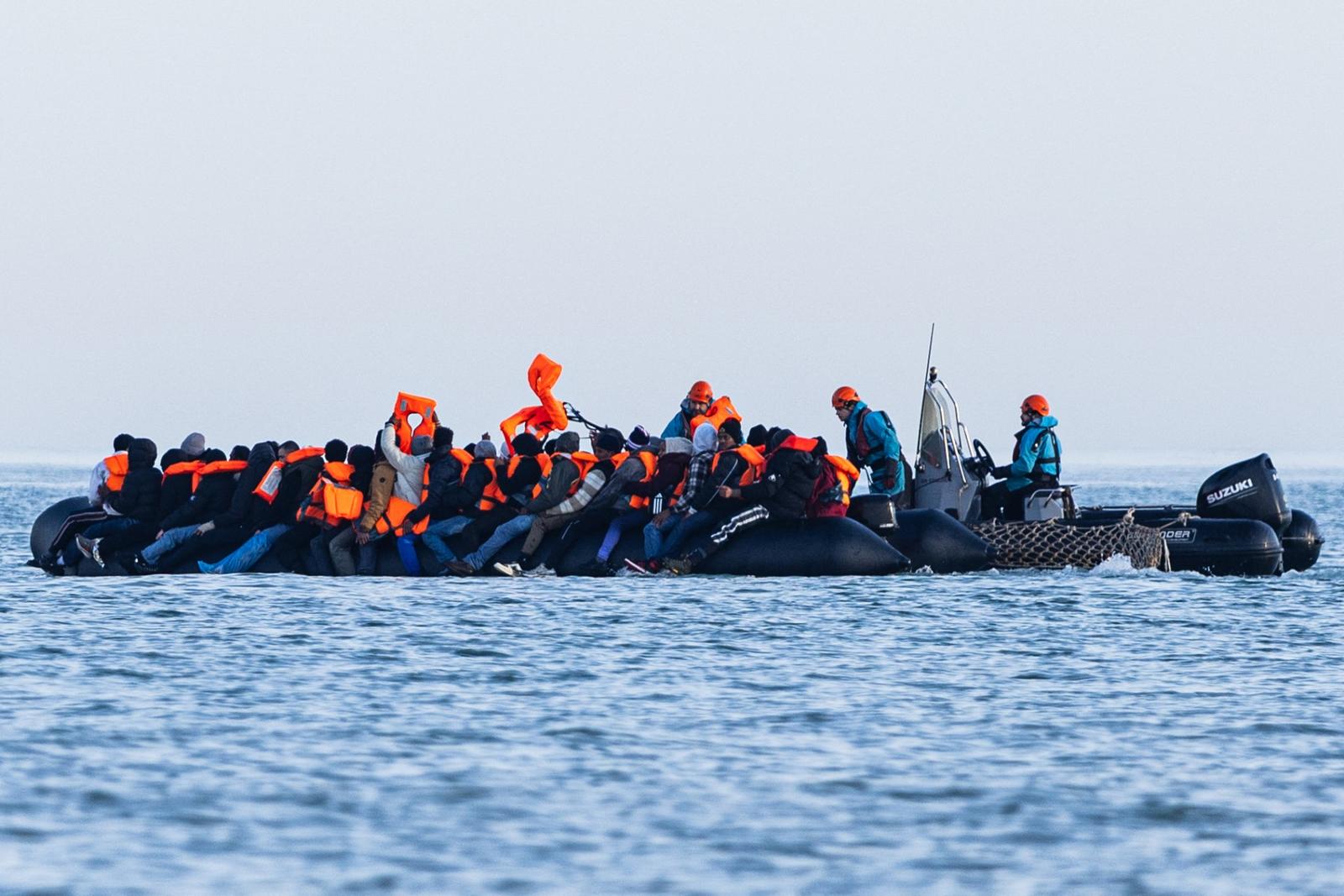 Le 3 mars 2026, un bateau de la Marine nationale française distribue des gilets de sauvetage à des migrants à bord d'un bateau de passeurs tentant de traverser la Manche au large de la plage de Gravelines, dans le nord de la France.