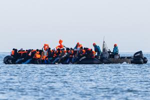 Le 3 mars 2026, un bateau de la Marine nationale française distribue des gilets de sauvetage à des migrants à bord d'un bateau de passeurs tentant de traverser la Manche au large de la plage de Gravelines, dans le nord de la France.