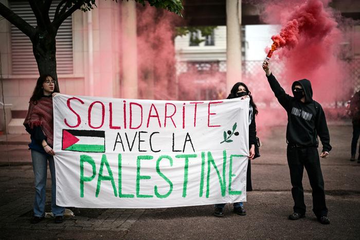 Des étudiants participent à une manifestation pro-palestinienne dans la cour de l'Institut d'études politiques (Sciences Po) à Lyon, le 30 avril 2024. (Image d'illustration)