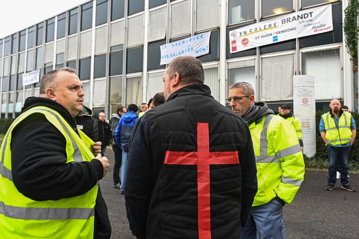 Des employés à l'usine Brandt, à Vendôme, dans le centre de la France, le 11 décembre 2025.