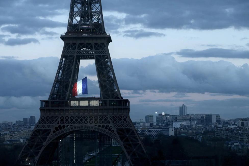 Inquiet du contexte politique, le Medef alerte sur l'urgence budgétaire. Il préconise un choc de 100 milliards d'économies, la simplification réglementaire et un transfert de cotisations vers une TVA sociale.