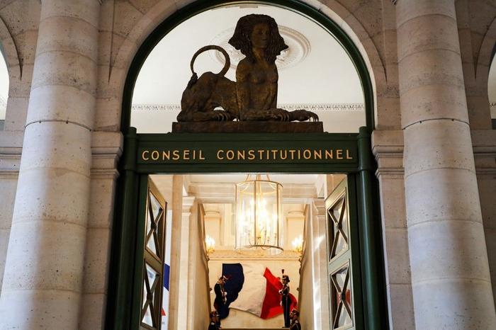 Une photographie prise devant l'entrée du Conseil constitutionnel.