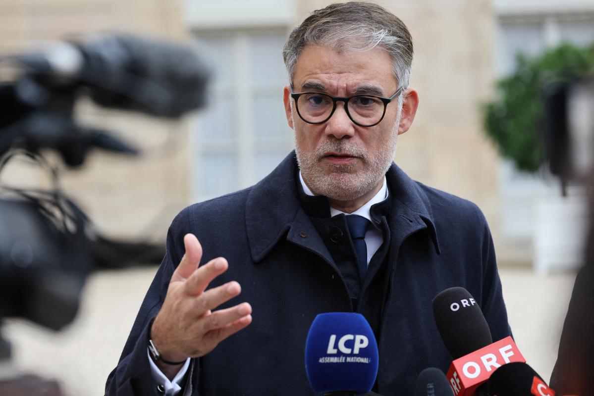 Le premier secrétaire du parti socialiste français (PS), Olivier Faure, s'adresse à la presse après une rencontre avec le président français à l'Élysée, à Paris, le 10 octobre 2025.