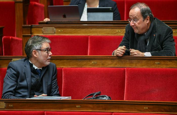 François Hollande et Olivier Faure alors qu'ils assistent à un débat parlementaire axé sur le budget 2026 à l'Assemblée nationale, le 3 novembre 2025.