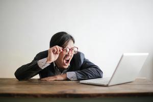 L'expression « rage bait » a été désignée mot de l'année par Oxford University Press. Elle désigne un contenu publié sur les réseaux sociaux conçu pour susciter une réaction négative et virulente.