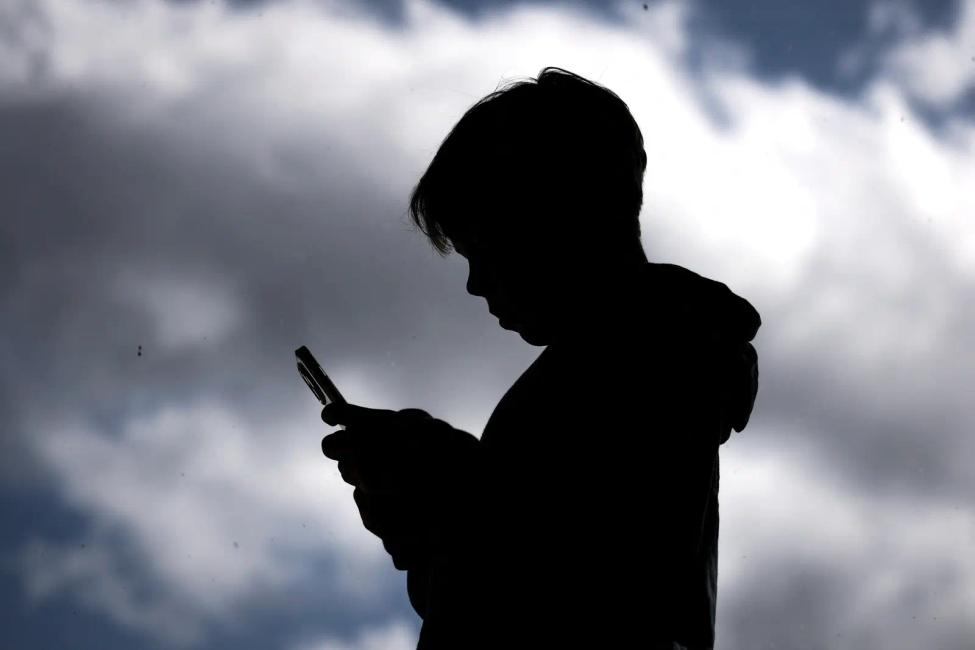 Derrière la querelle des réseaux sociaux apparaît alors une question politique beaucoup plus ancienne : comment une société tient-elle ?