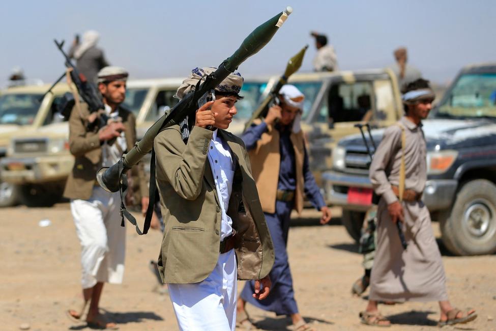 Des Yéménites armés se rassemblent en solidarité avec le Liban et l'Iran aux abords de Sanaa, la capitale contrôlée par les Houthis.