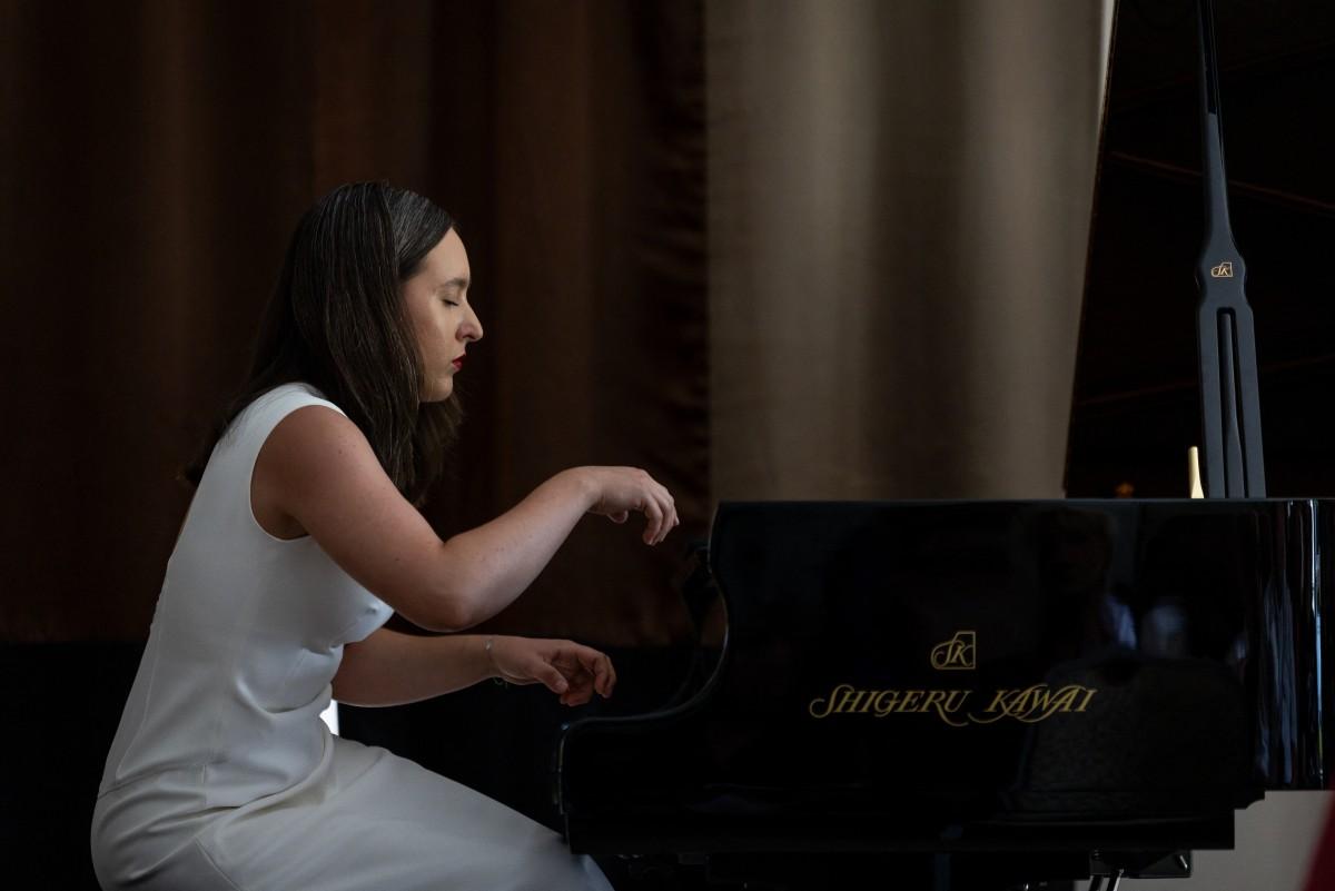 Julia Lozowska joue du piano lors de son concert le deuxième jour du 80e Festival international de piano Chopin de Duszniki, à Duszniki Zdrój, dans le sud-ouest de la Pologne, le 2 août 2025.