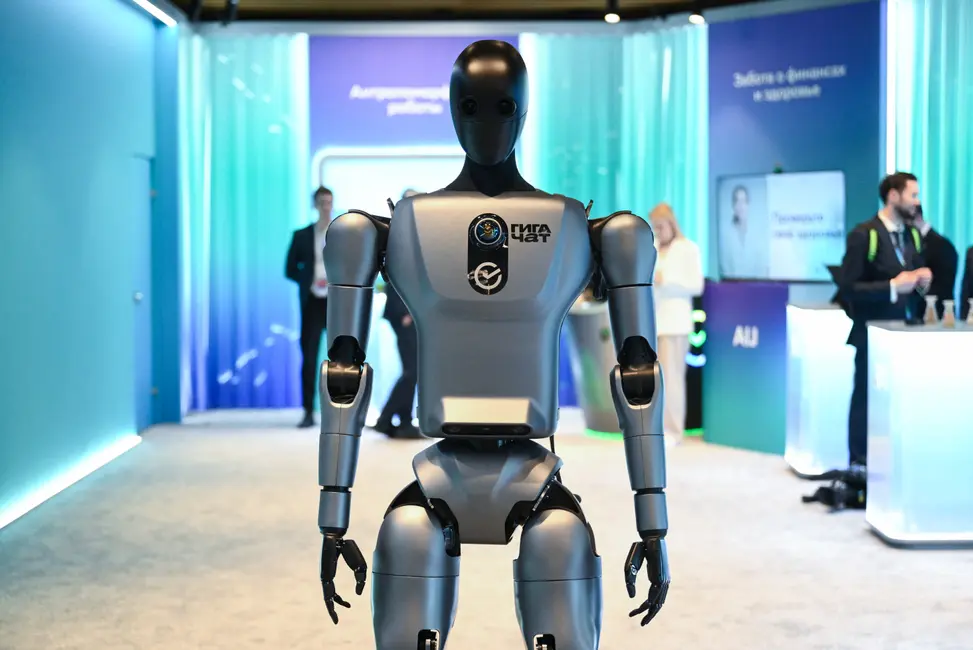 Le robot anthropomorphe russe doté d'intelligence artificielle, développé par la société technologique Sber, lors d'une exposition de la conférence internationale sur l'intelligence artificielle « AI Journey » à Moscou, le 19 novembre 2025.