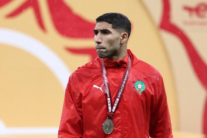 Le défenseur marocain n°02, Achraf Hakimi, réagit lors de la cérémonie de remise des prix à l’issue de la finale de la Coupe d’Afrique des nations (CAN) opposant le Sénégal au Maroc, au stade Prince Moulay Abdellah de Rabat, le 18 janvier 2026. (Image d'illustration)