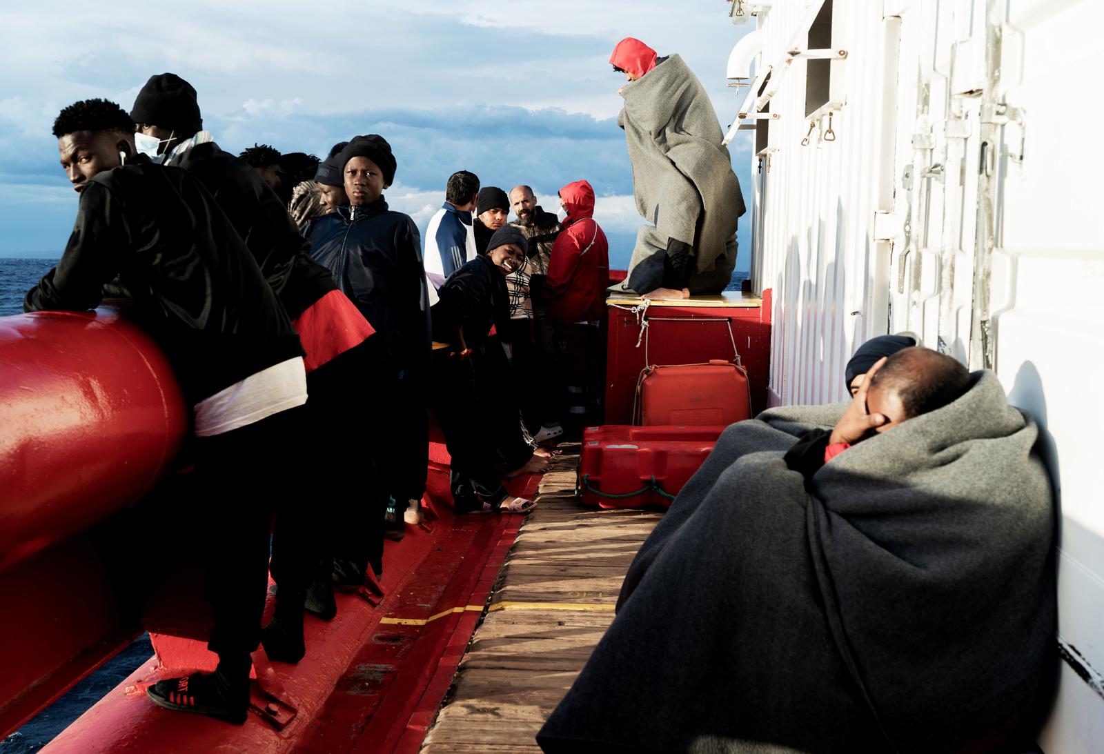 Des migrants à bord de l'Ocean Viking.
