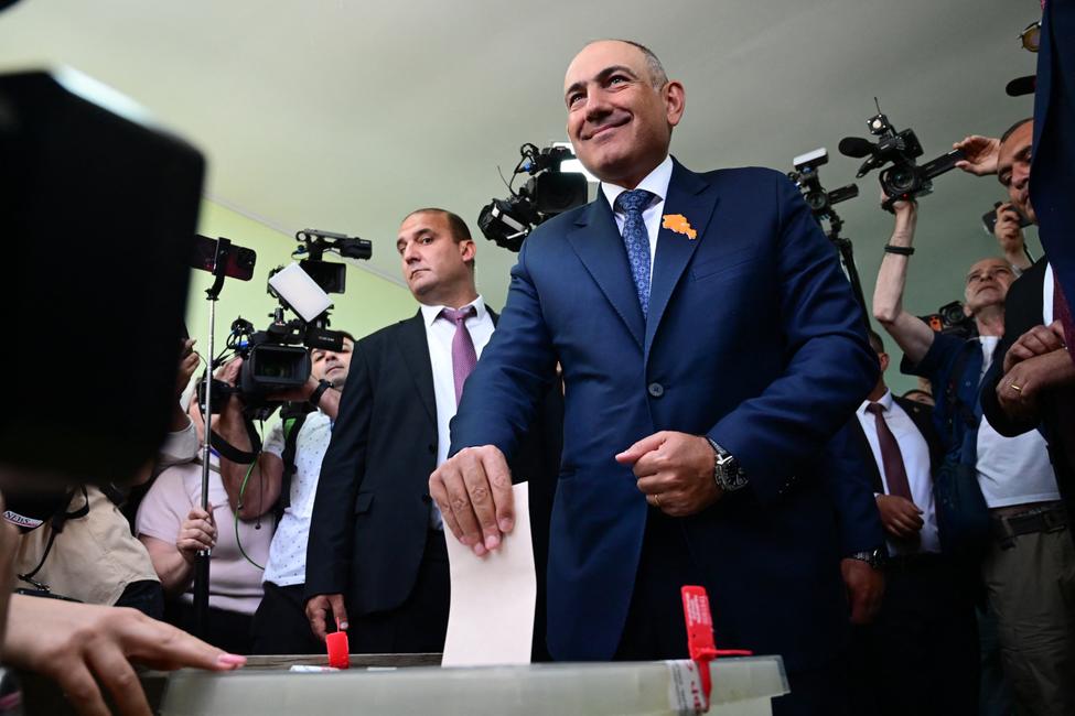 Le Premier ministre arménien Nikol Pachinian vote aux élections législatives dans un bureau de vote à Erevan le 7 juin 2026.