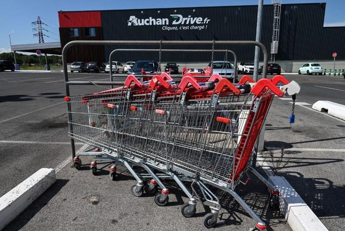 Drive Auchan grand magasin hypermarché caddie AFP
