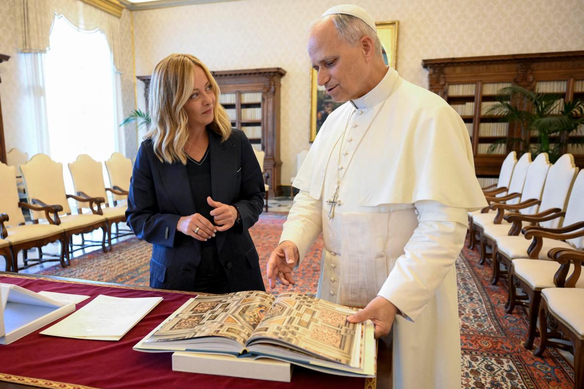 Cette photo, prise et distribuée le 2 juillet 2025 par The Vatican Media, montre le pape Léon XIV lors d'une audience privée avec la Première ministre italienne Giorgia Meloni au Vatican. (Photo : Handout / VATICAN MEDIA / AFP) / Usage éditorial restreint - Crédit obligatoire : « AFP PHOTO / VATICAN MEDIA » - Pas de marketing - Pas de campagnes publicitaires - Diffusion à titre de service aux clients.