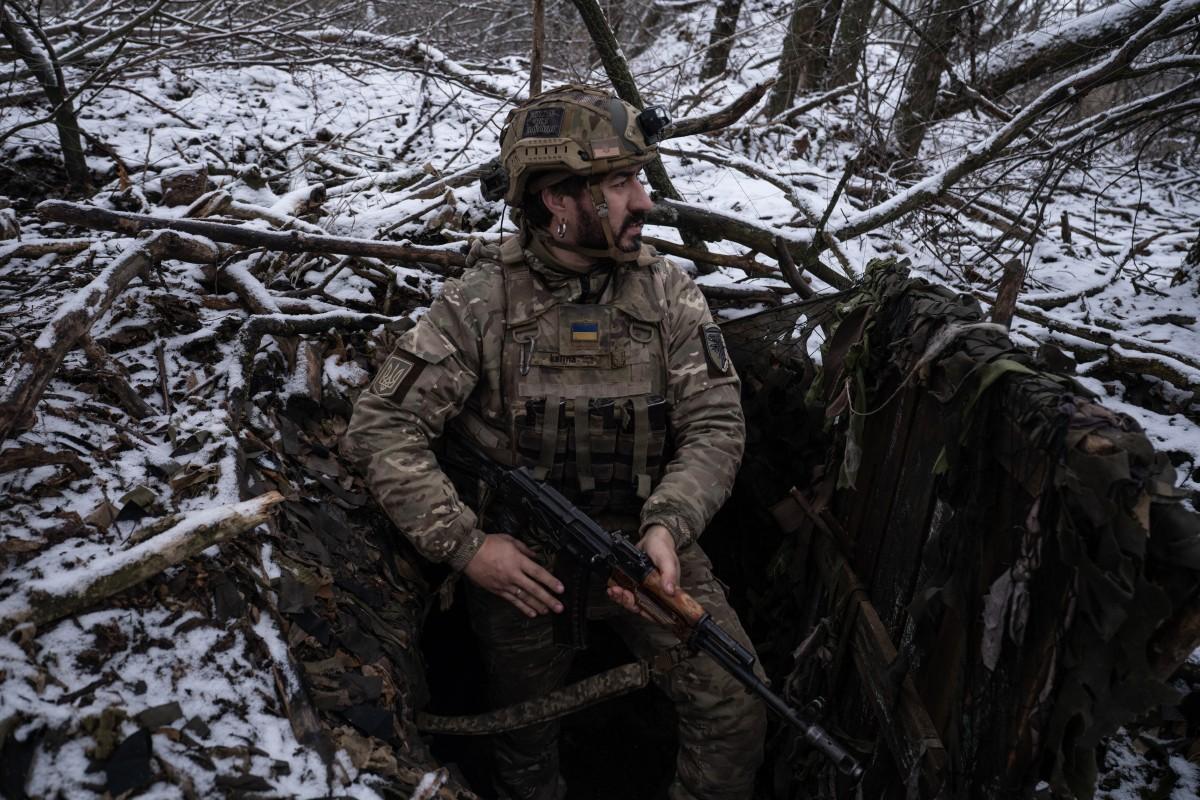 Un soldat ukrainien tenant une position dans le Donetsk : "Bon je fais de mon mieux mais il faudrait songer à allonger un peu la thune..."