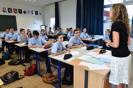 Une professeure s'adresse aux élèves dans une salle de classe à la Prytanée militaire, l'ancien Collège Royal Henri-Le-Grand ou Henri IV de la Flèche, devenu en 1762 école préparatoire militaire à La Flèche, dans le nord-ouest de la France.