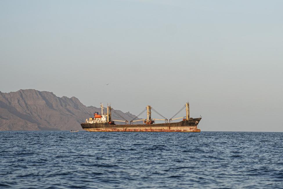 Un navire commercial est ancré au large des côtes yéménites, à Bab el-Mandeb, dans le détroit reliant la mer Rouge au golfe d'Aden et à l'océan Indien, le 12 septembre 2026. Les Houthis du Yémen ont pris le contrôle, le 11 septembre 2026, de l'île de Mayyun, en mer Rouge, située au milieu du détroit de Bab el-Mandeb, achevant ainsi leur offensive pour contrôler la zone, ont indiqué à l'AFP un responsable local et des témoins.