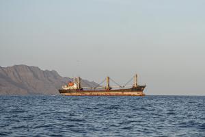 Un navire commercial est ancré au large des côtes yéménites, à Bab el-Mandeb, dans le détroit reliant la mer Rouge au golfe d'Aden et à l'océan Indien, le 12 septembre 2026. Les Houthis du Yémen ont pris le contrôle, le 11 septembre 2026, de l'île de Mayyun, en mer Rouge, située au milieu du détroit de Bab el-Mandeb, achevant ainsi leur offensive pour contrôler la zone, ont indiqué à l'AFP un responsable local et des témoins.