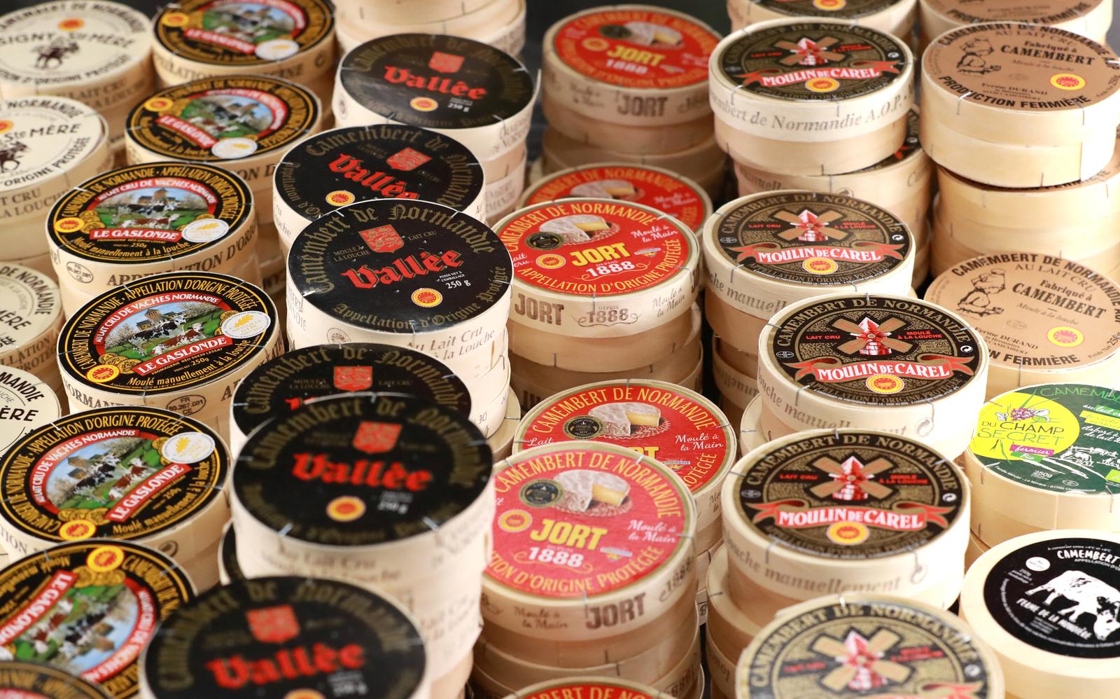 Du « Camembert de Normandie » au lait cru de vache, exposé lors de la journée d'ouverture du 57e Salon international de l'Agriculture au parc des expositions de la Porte de Versailles, à Paris.