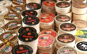 Du « Camembert de Normandie » au lait cru de vache, exposé lors de la journée d'ouverture du 57e Salon international de l'Agriculture au parc des expositions de la Porte de Versailles, à Paris.