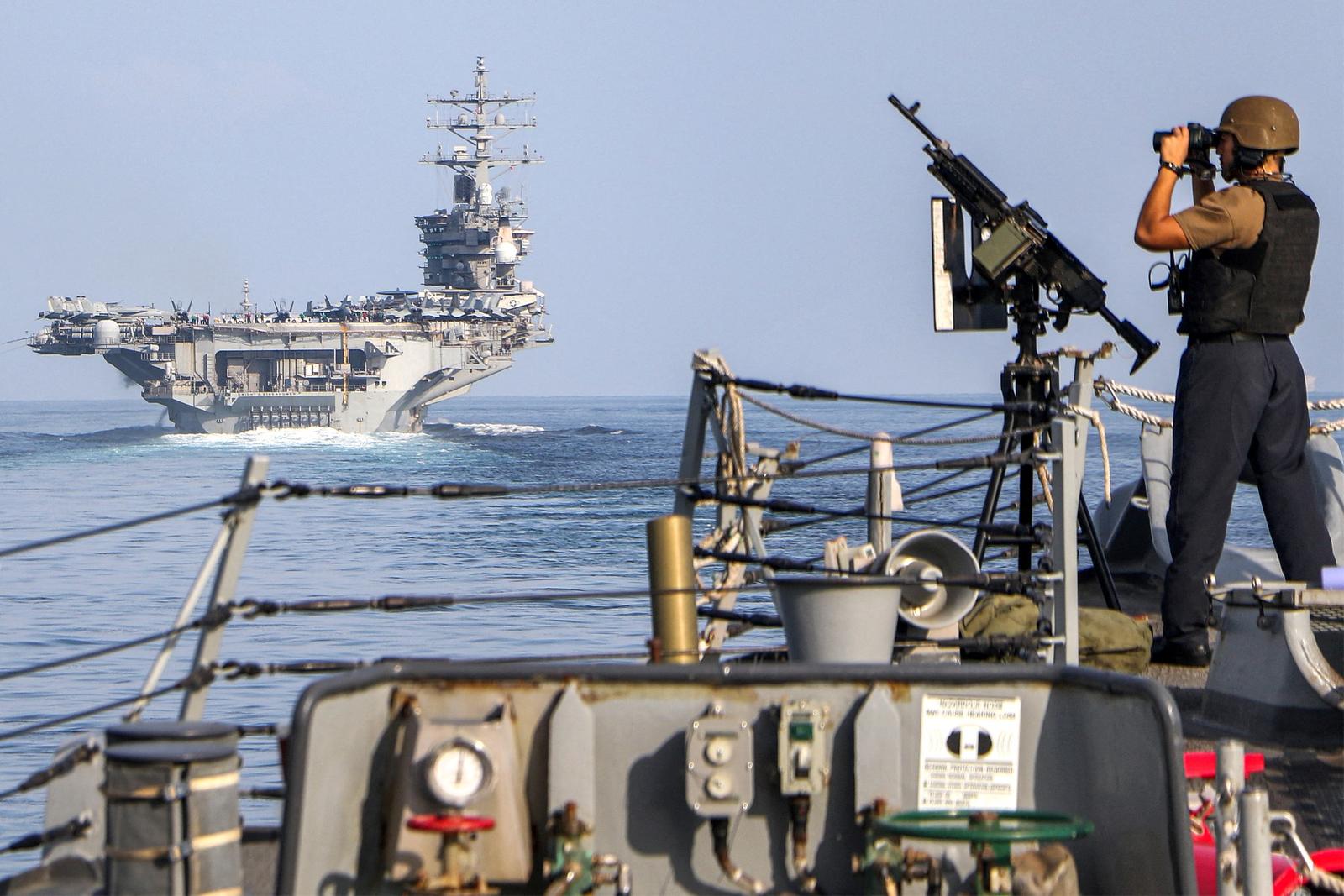 Sur cette photo obtenue auprès du ministère américain de la Défense, le porte-avions de l'US Navy USS Dwight D. Eisenhower (CVN 69) (IKE) traverse le détroit d'Ormuz le 26 novembre 2023.