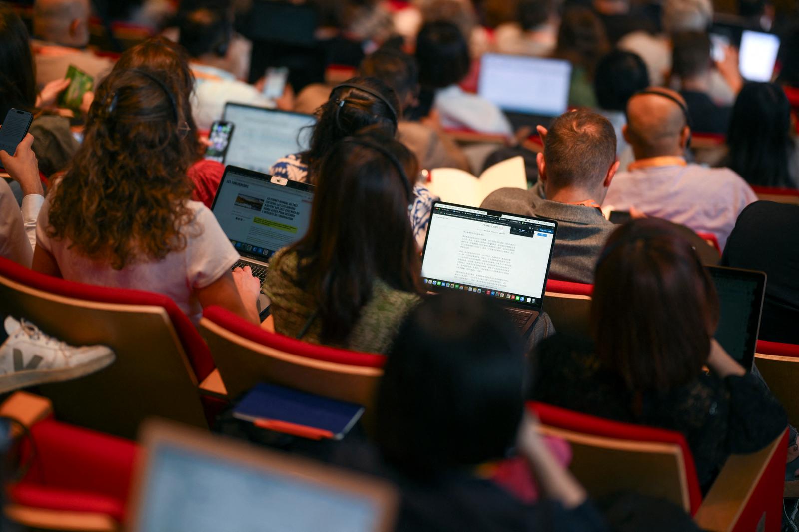 Des participants prennent des notes en écoutant les intervenants lors de la cérémonie d’ouverture de GlobalFact 12, le plus grand sommet mondial consacré au fact-checking professionnel, organisé par l’International Fact-Checking Network (IFCN) à la Fondation Getulio Vargas (FGV), à Rio de Janeiro (Brésil), le 25 juin 2025.
Ce sommet réunit des fact-checkeurs du monde entier afin de débattre de l’industrie du fact-checking. (Image d'illustration)