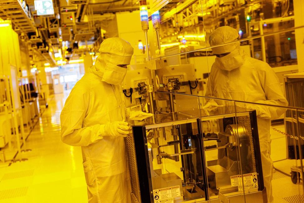 Un employé travaille dans la salle blanche de fabrication de plaquettes de 300 mm de l'usine du fabricant allemand de semi-conducteurs Infineon Technologies AG à Dresde, dans l'est de l'Allemagne, le 10 juin 2026.