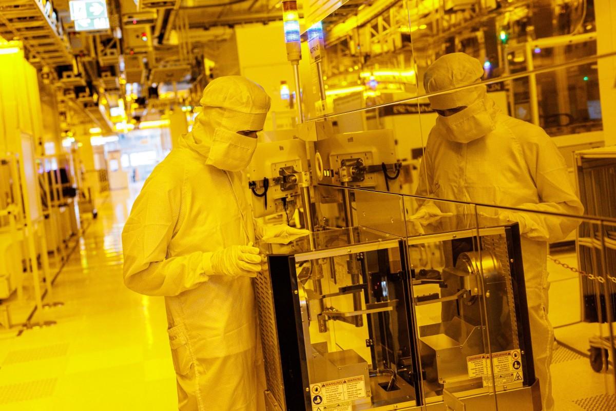 Un employé travaille dans la salle blanche de fabrication de plaquettes de 300 mm de l'usine du fabricant allemand de semi-conducteurs Infineon Technologies AG à Dresde, dans l'est de l'Allemagne, le 10 juin 2026.
