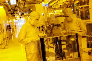Un employé travaille dans la salle blanche de fabrication de plaquettes de 300 mm de l'usine du fabricant allemand de semi-conducteurs Infineon Technologies AG à Dresde, dans l'est de l'Allemagne, le 10 juin 2026.