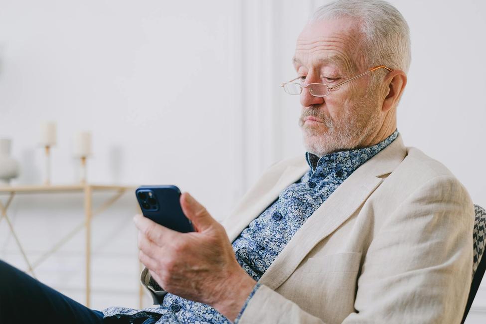 Il est prouvé que les adultes plus âgés sont tout aussi susceptibles, voire plus, de croire à la désinformation que les jeunes générations.