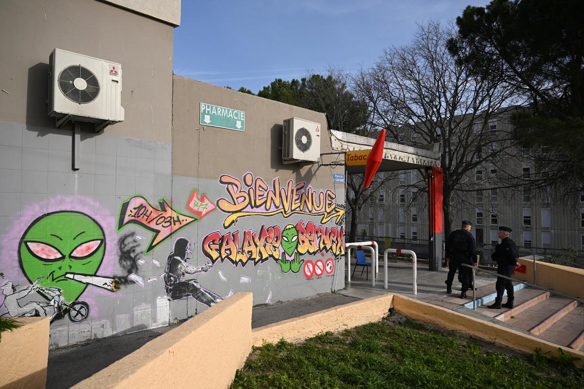 Des CRS anti-émeutes patrouillent dans le quartier de La Castellane à Marseille, dans le sud de la France, le 20 mars 2024.