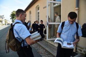 Des élèves trient des livres lors de la rentrée scolaire au Prytanée militaire, ancien collège royal Henri-le-Grand ou collège Henri-IV, devenu en 1762 une école préparatoire militaire à La Flèche, dans le nord-ouest de la France, le 3 septembre 2018.