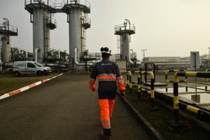 Un employé marchant à l'intérieur du site de stockage de gaz exploité par Terega, le gestionnaire du réseau de transport de gaz naturel français, à Lussagnet, dans le sud-ouest de la France. 