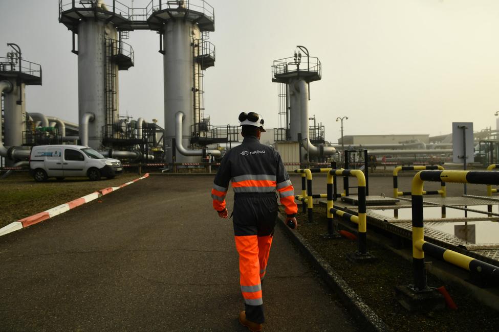 Un employé marchant à l'intérieur du site de stockage de gaz exploité par Terega, le gestionnaire du réseau de transport de gaz naturel français, à Lussagnet, dans le sud-ouest de la France. 