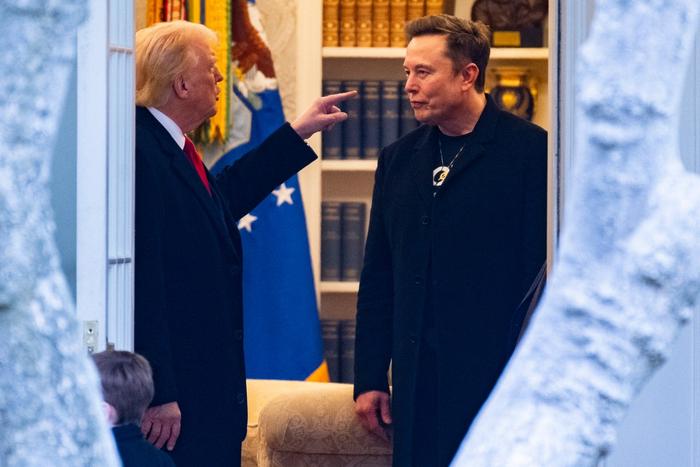 Donald Trump et Elon Musk discutent avant de quitter la Maison Blanche.