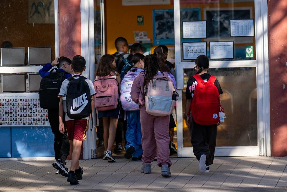 Les élèves font leur rentrée scolaire à l'école primaire publique Clair Soleil le 1er septembre 2026, après les vacances d'été, dans le nord de Marseille.