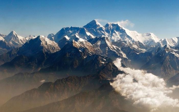 L'Everest culmine officiellement à 8.849 mètres et se trouve à la première place du classement des plus hauts sommets du monde.