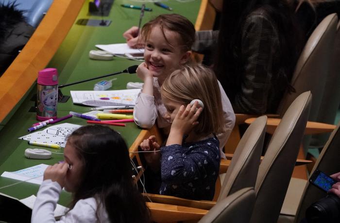 Des enfants assis aux tables des délégués en train de faire du coloriage au siège des Nations Unies à New York, le 20 novembre 2019, lors des célébrations du sommet de l'UNICEF marquant la Journée mondiale de l'enfance.