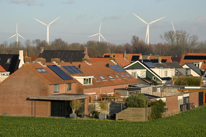 Des maisons équipées de panneaux solaires près des éoliennes de Kruiningen, dans le sud-ouest des Pays-Bas.
