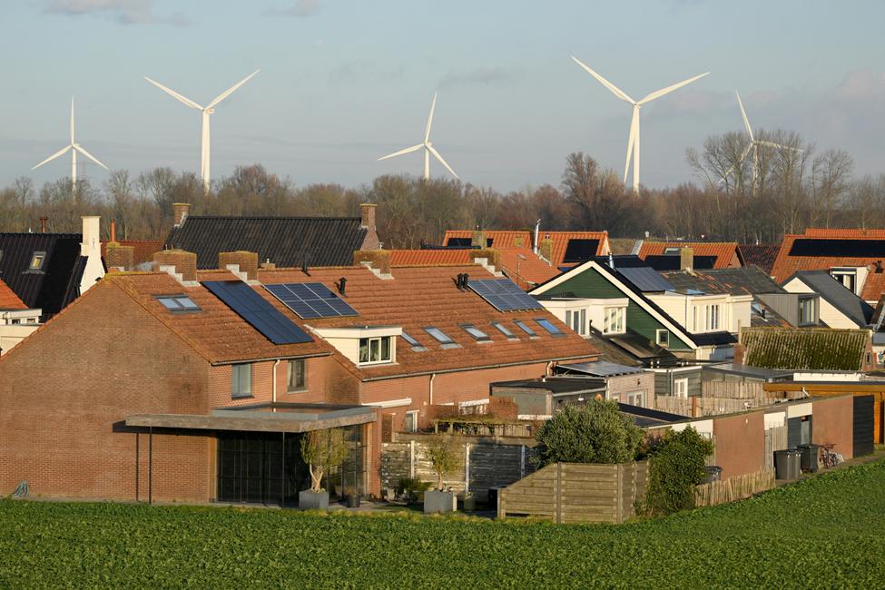 Des maisons équipées de panneaux solaires près des éoliennes de Kruiningen, dans le sud-ouest des Pays-Bas.