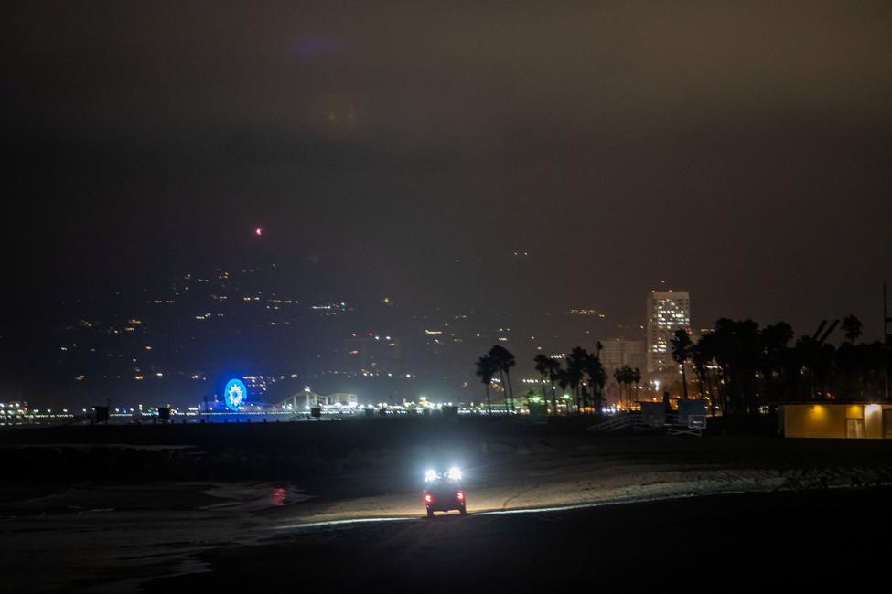 Un véhicule de patrouille des maîtres-nageurs du comté de Los Angeles circule sur la jetée de Venice Beach, à Los Angeles (Californie), le 30 juillet 2025, dans le cadre d’une alerte au tsunami. Des tsunamis ont touché plusieurs zones de l’extrême-orient russe et du Japon ce même jour, à la suite d’un puissant séisme de magnitude 8,8. Des alertes ont été émises dans tout le bassin Pacifique, certaines vagues pouvant dépasser trois mètres de hauteur.