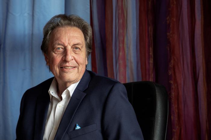 Errol Musk pose pour un portrait dans sa maison de Langebaan, en Afrique du Sud, le 26 mai 2022.