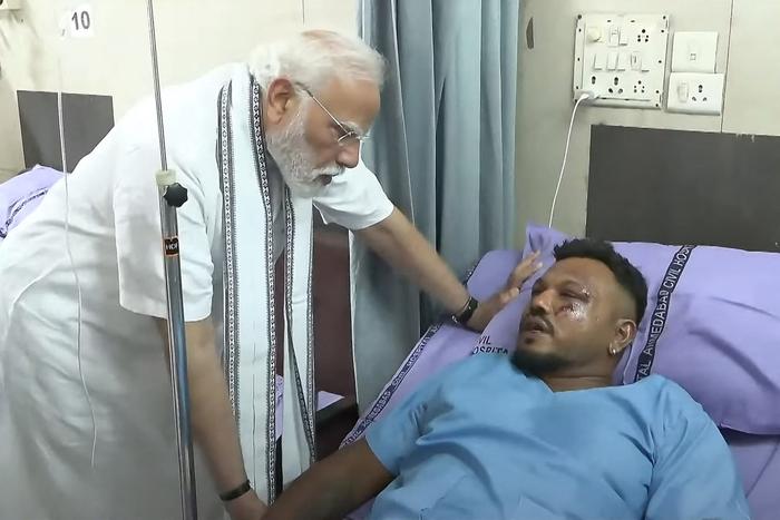Le Premier ministre indien Narendra Modi rencontre Vishwash Kumar Ramesh, seul survivant du crash du vol 171 d'Air India, dans un hôpital d'Ahmedabad, le 13 juin 2025.