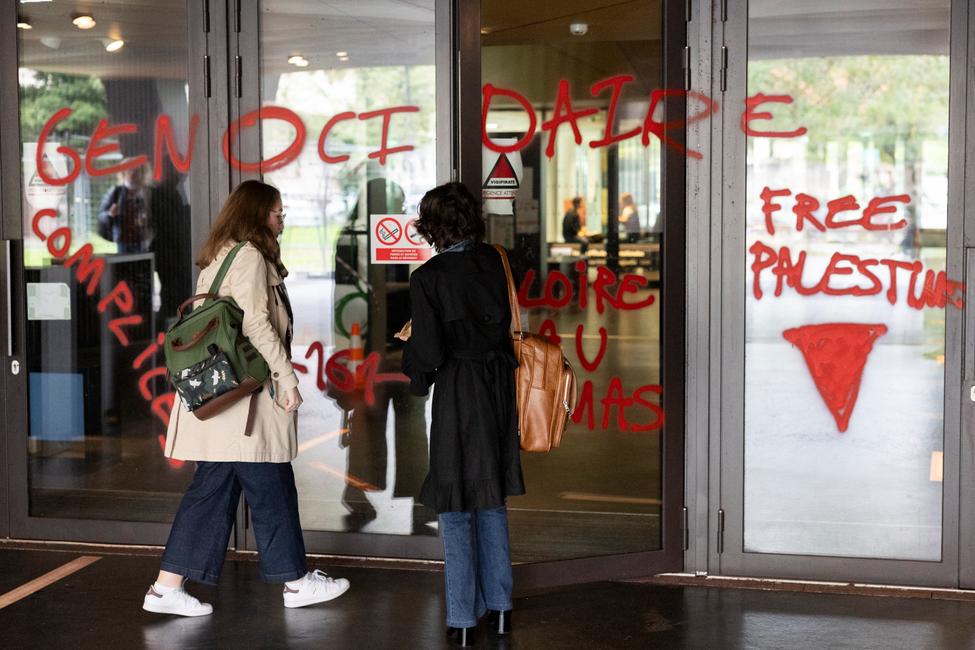 En lettres rouges, des messages de haine à l'encontre d'Israël ont été découverts sur une façade du bâtiment de Sciences Po Strasbourg ce mercredi 8 octobre.
