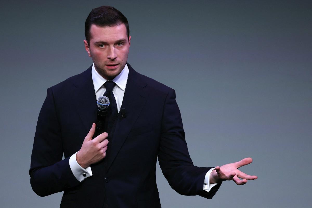 Le président du Rassemblement national, Jordan Bardella, prend la parole sur scène lors du lancement de son livre « Ce que veulent les Français », au théâtre Marigny à Paris, le 28 octobre 2025.