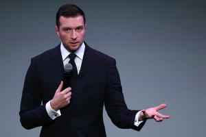 Le président du Rassemblement national, Jordan Bardella, prend la parole sur scène lors du lancement de son livre « Ce que veulent les Français », au théâtre Marigny à Paris, le 28 octobre 2025.
